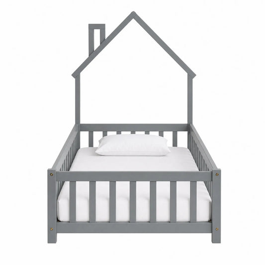 Cama infantil de madera en forma de casa gris con colchón